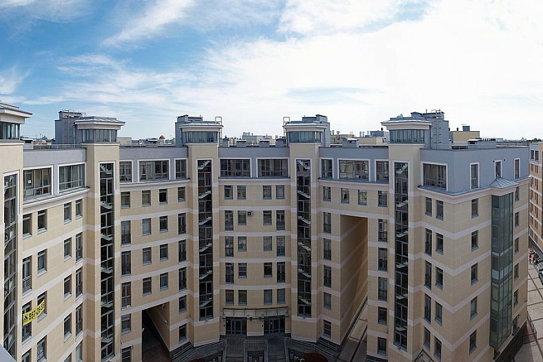 У Ростральных колонн