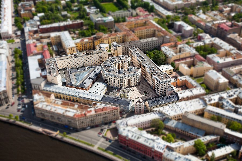 У Ростральных колонн