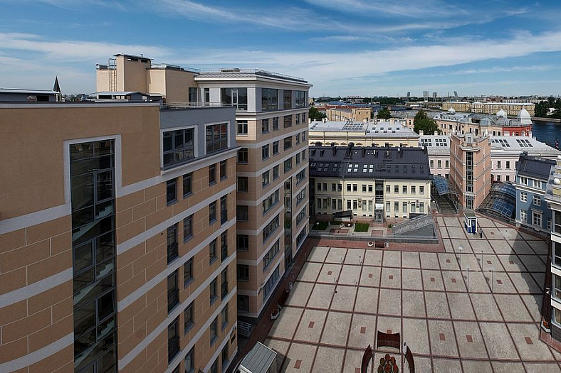 У Ростральных колонн