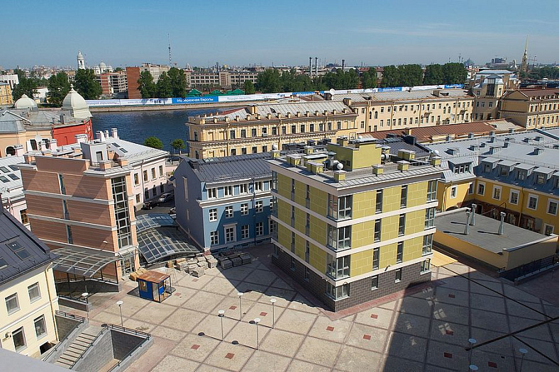 У Ростральных колонн