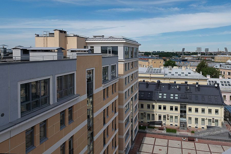 У Ростральных колонн