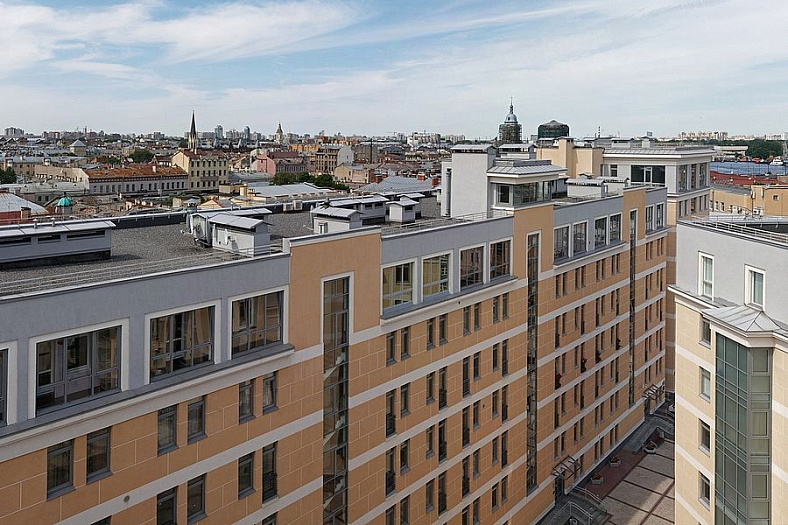 У Ростральных колонн